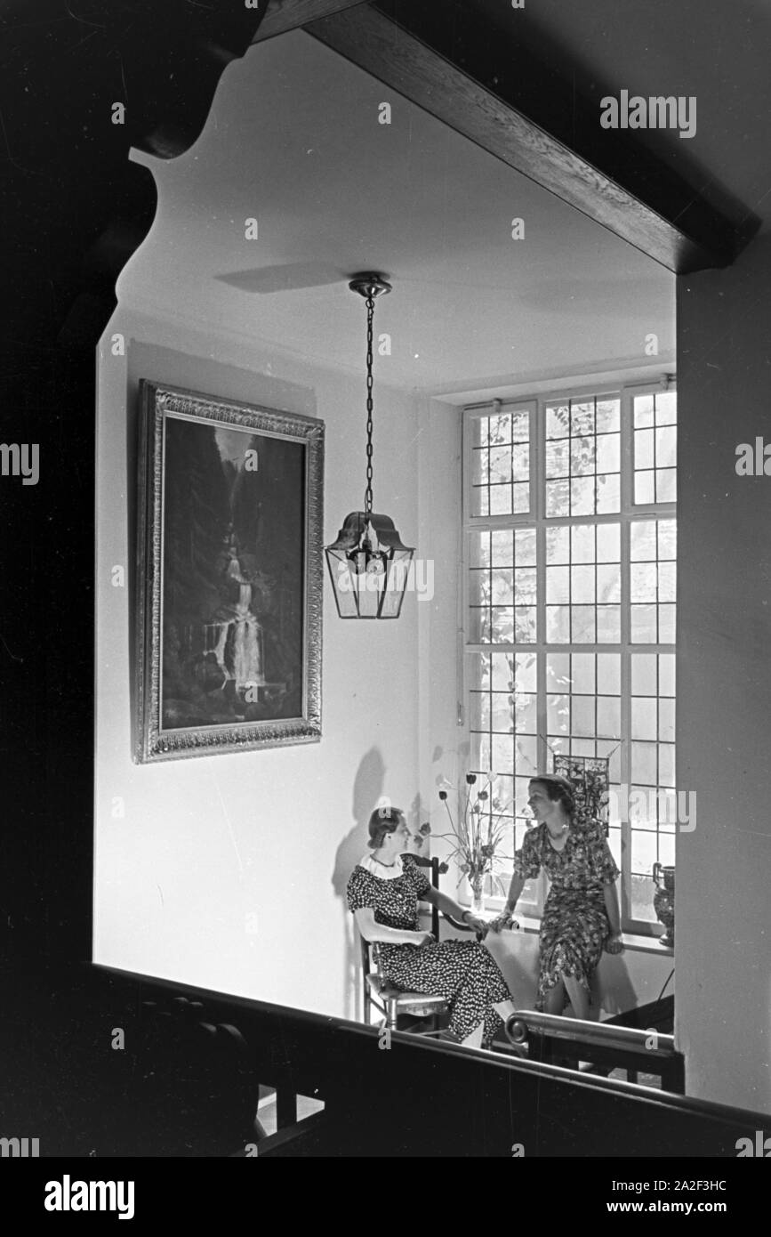 Entspannung im Hotel während einer Reise in den Schwarzwald, Deutschland 1930er Jahre. Relax in hotel durante un viaggio nella Foresta Nera, Germania 1930s. Foto Stock
