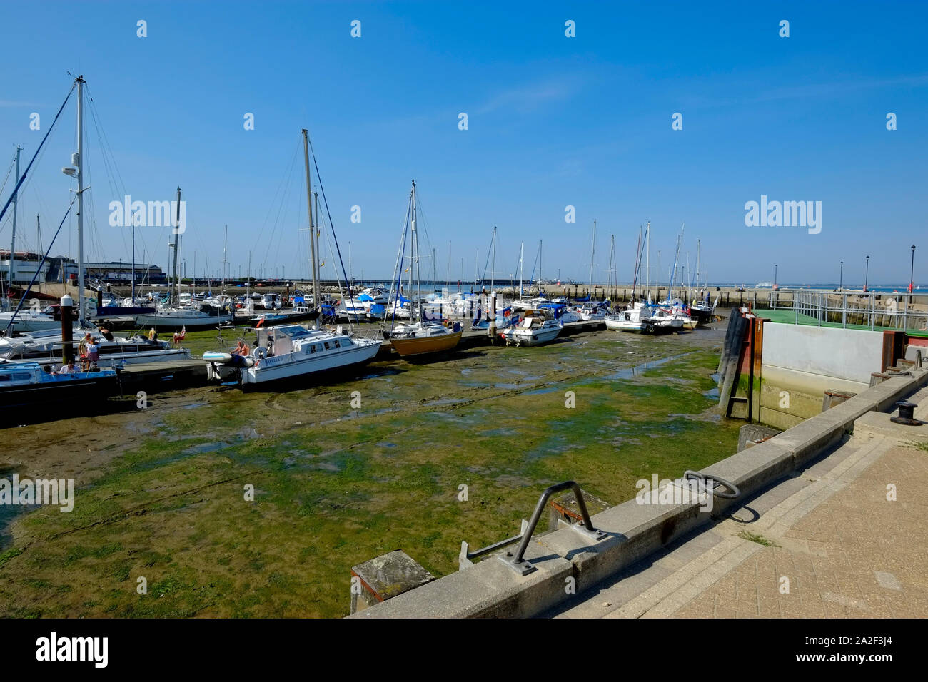 Ryde Porto sulla isola di Wight a bassa marea che mostra yacht e barche a motore collegato a massa sul fondale. Foto Stock