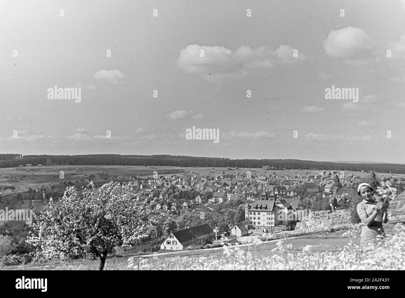 Der Blick auf Freudenstadt im Schwarzwald, Deutschland 1930er Jahre. La vista su Freudenstadt nella Foresta Nera, Germania 1930s. Foto Stock