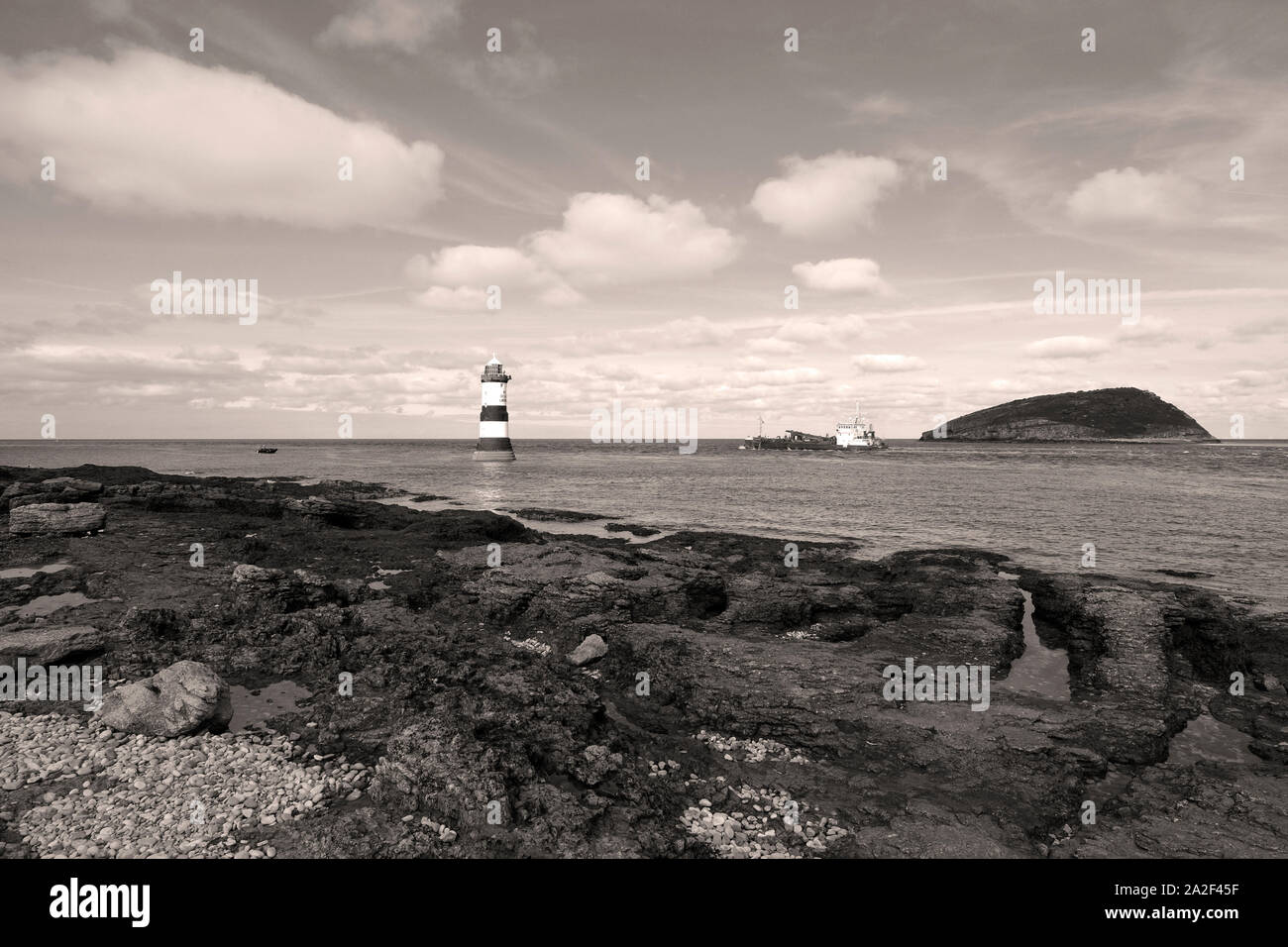 L'estremità orientale di Anglesea che mostra il passaggio tra la terraferma e l'isola dei puffini contenente Penmon faro Foto Stock