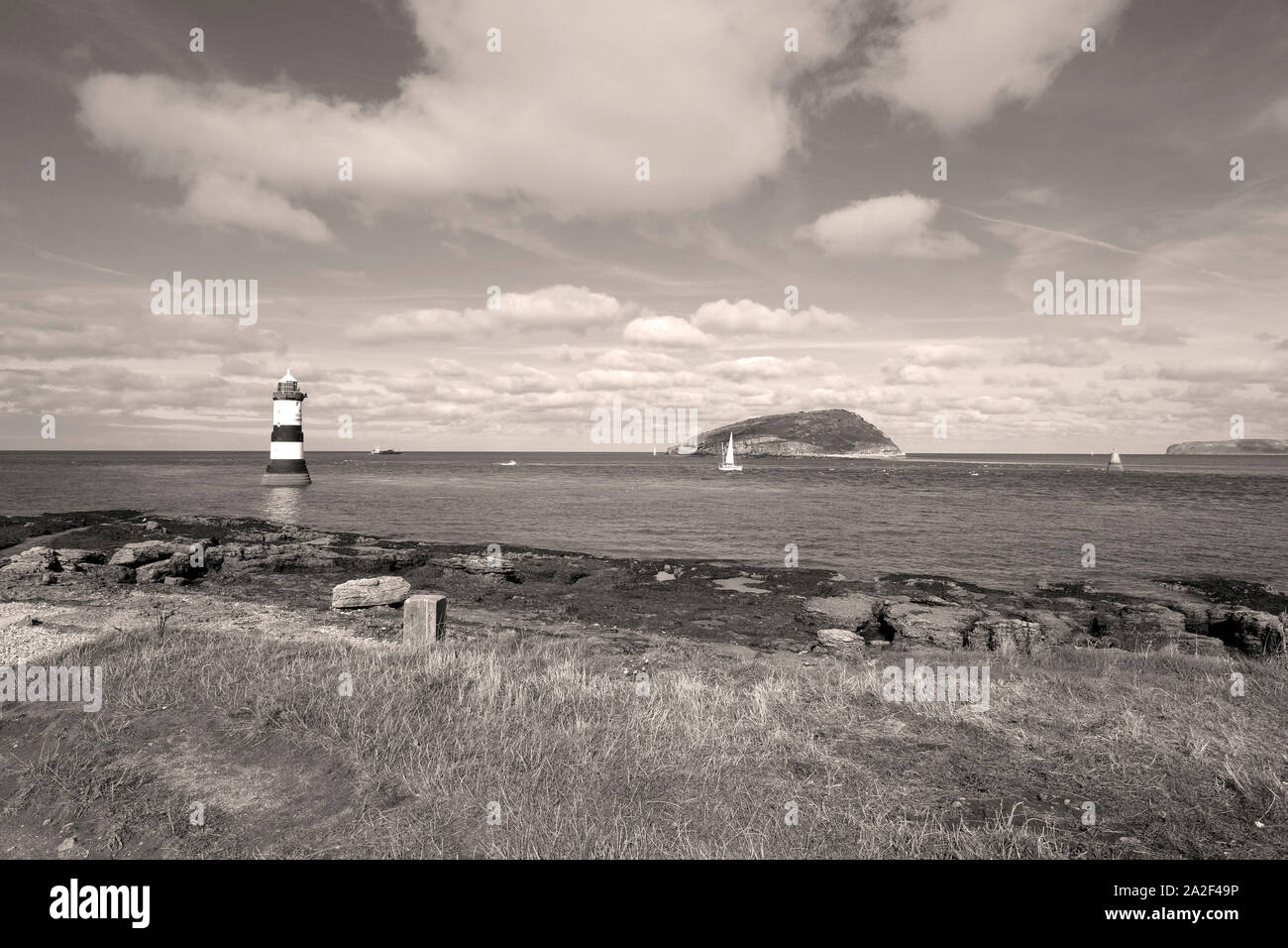 L'estremità orientale di Anglesea che mostra il passaggio tra la terraferma e l'isola dei puffini contenente Penmon faro Foto Stock
