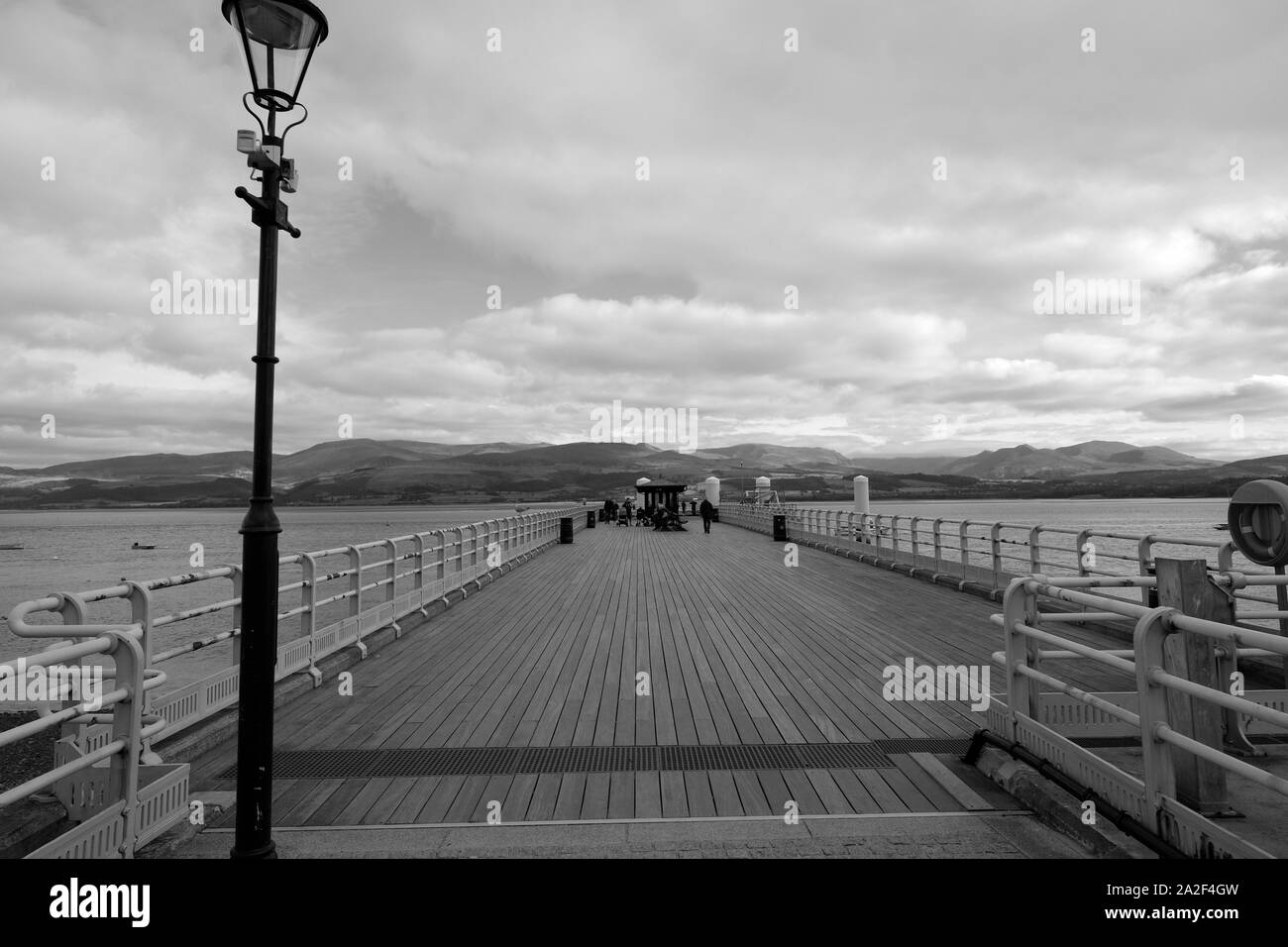 Il lungomare di legno sul molo a Beaumaris Anglesea Galles Foto Stock