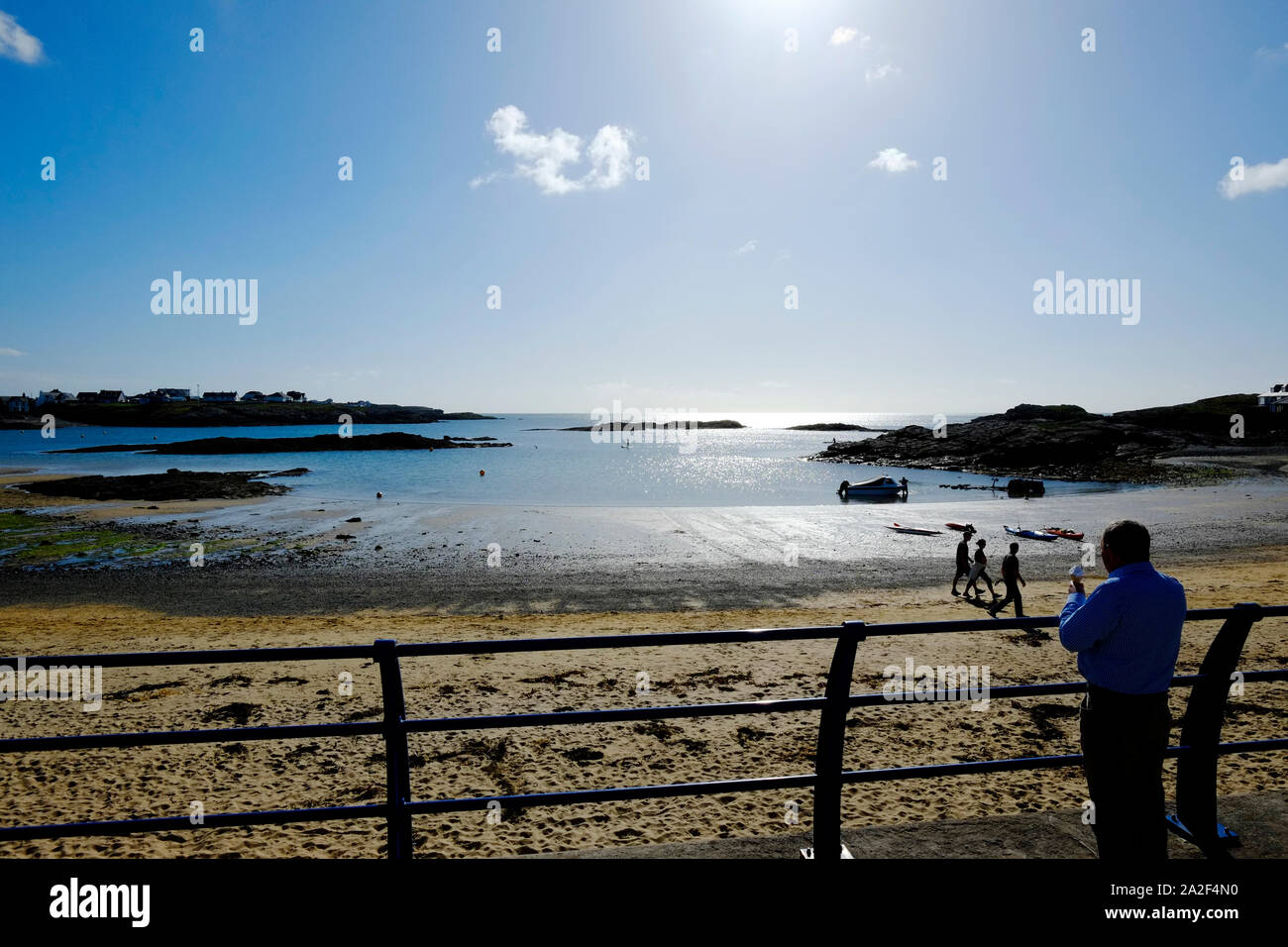 Trearddur la spiaggia e la baia Anglesea Galles del Nord che si affaccia sul mare da un luminoso nel tardo pomeriggio di un estate indiana Foto Stock Trearddur la spiaggia e la baia Anglesea Galles del Nord che si affaccia sul mare da un luminoso nel tardo pomeriggio di un estate indiana Foto Stock