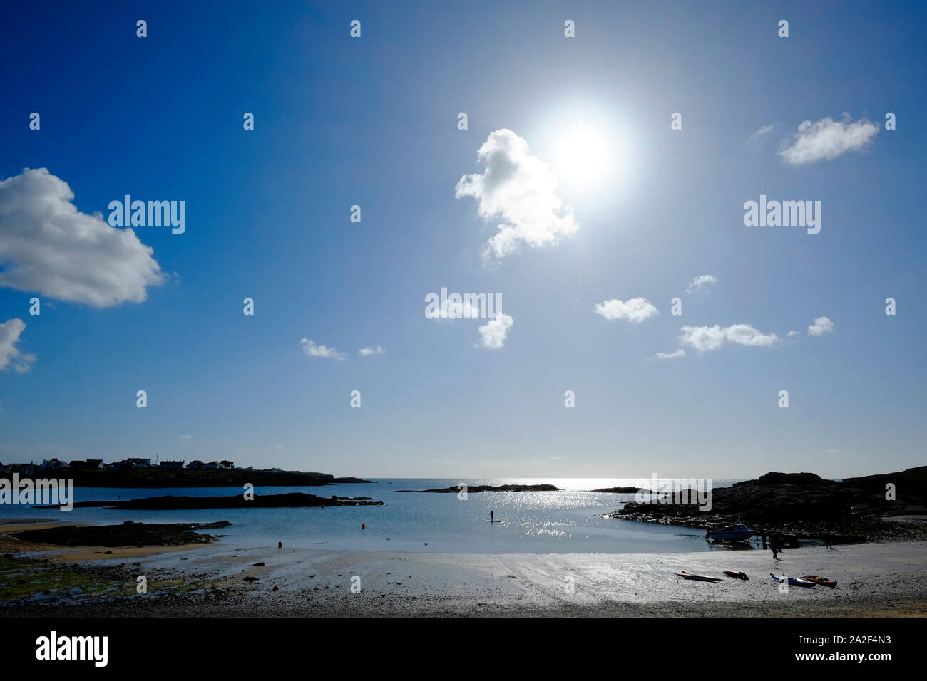 Trearddur la spiaggia e la baia Anglesea Galles del Nord che si affaccia sul mare da un luminoso nel tardo pomeriggio di un estate indiana Foto Stock Trearddur la spiaggia e la baia Anglesea Galles del Nord che si affaccia sul mare da un luminoso nel tardo pomeriggio di un estate indiana Foto Stock