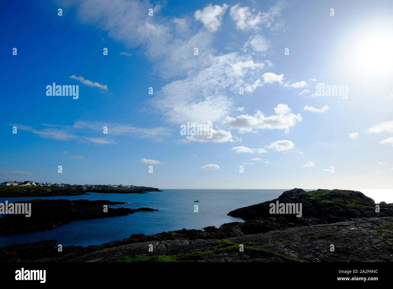 Trearddur la spiaggia e la baia Anglesea Galles del Nord che si affaccia sul mare da un luminoso nel tardo pomeriggio di un estate indiana Foto Stock Trearddur la spiaggia e la baia Anglesea Galles del Nord che si affaccia sul mare da un luminoso nel tardo pomeriggio di un estate indiana Foto Stock