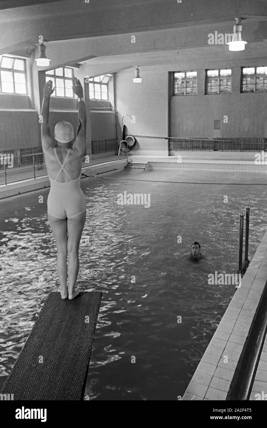 Junge Frau auf dem Sprungturm im Schwimmbad, Freudenstadt, Deutschland 1930er Jahre. Giovane donna in piedi sulla torre di immersioni in piscina, Freudenstadt Germania 1930s. Foto Stock