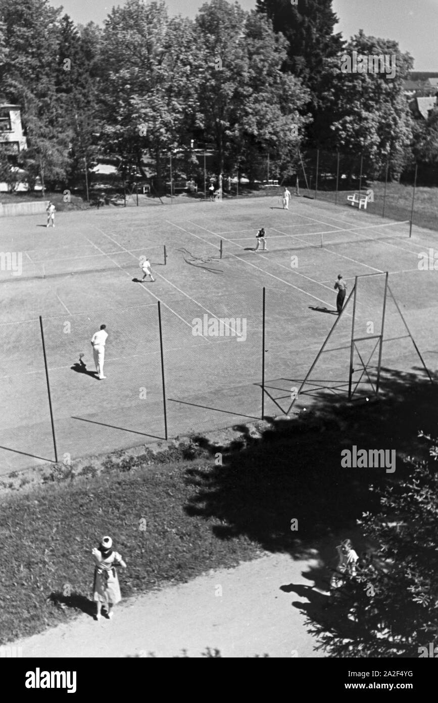 Sport und Erholung im Schwimmbad, Freudenstadt, Deutschland 1930er Jahre. Sport e relax in piscina, Freudenstadt Germania 1930s. Foto Stock