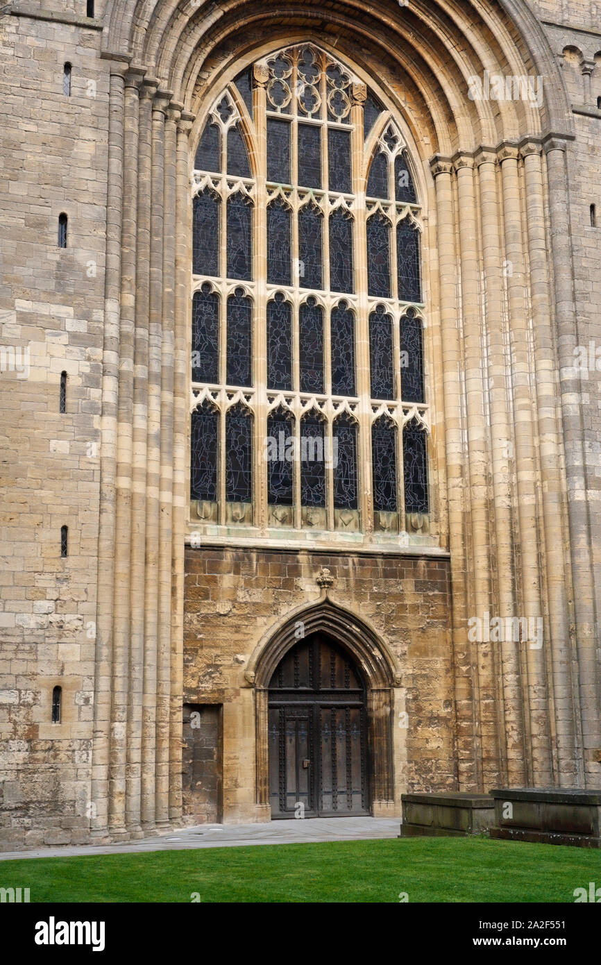 Chiesa dell'abbazia di Tewkesbury, porta nord, Inghilterra Regno Unito, architettura medievale luogo di culto edificio di grado i dell'arco normanno Foto Stock