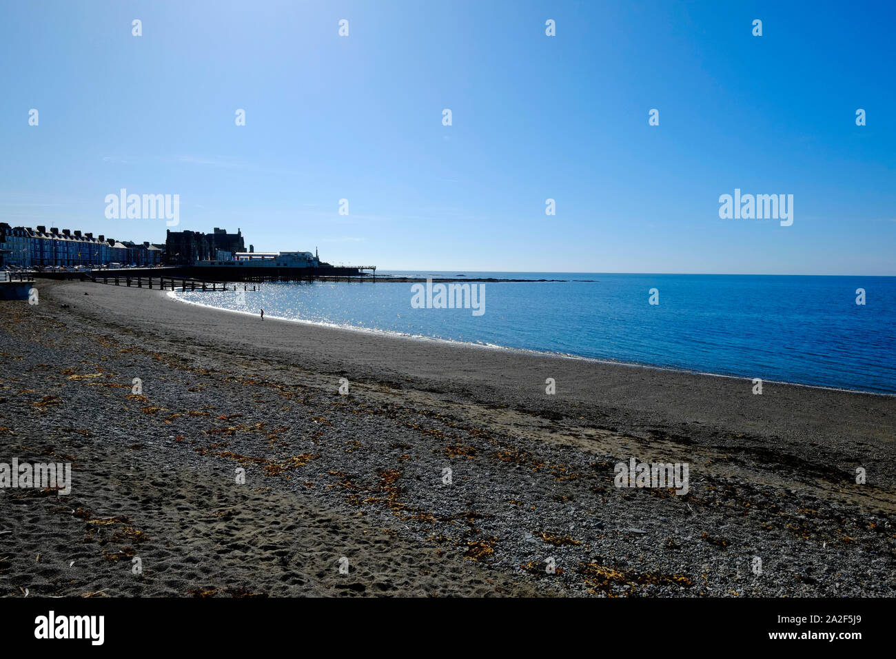 Aberystwyth Town Molo sul Lungomare spiaggia e il lungomare con la bassa marea in una giornata di sole e il calore di un estate indiana Foto Stock