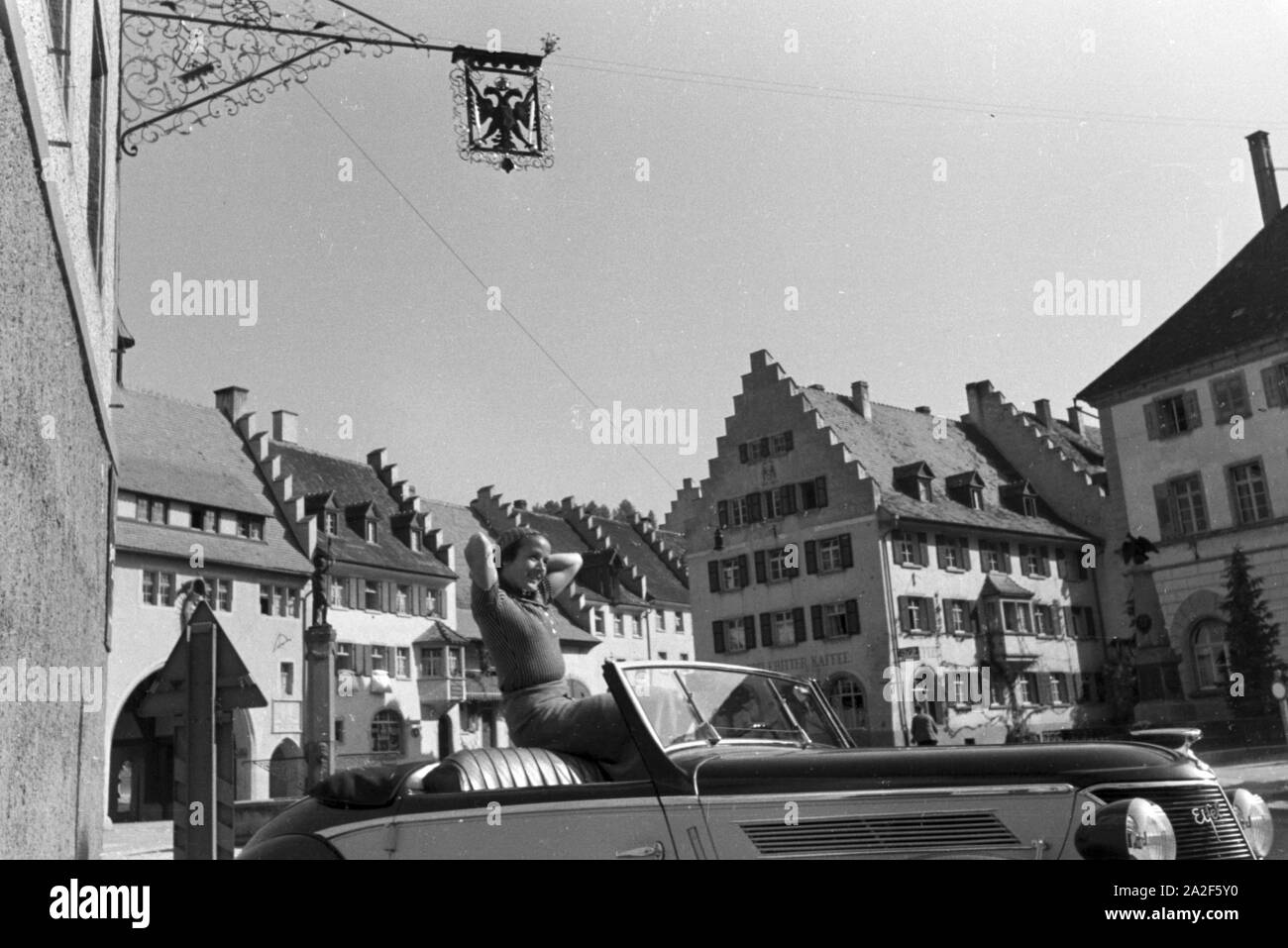 Autofahrer bei einem Ausflug nach San Märgen im Südschwarzwald, Deutschland 1930er Jahre. I conducenti di auto su un viaggio a San Märgen nella Foresta Nera meridionale, Germania 1930s. Foto Stock