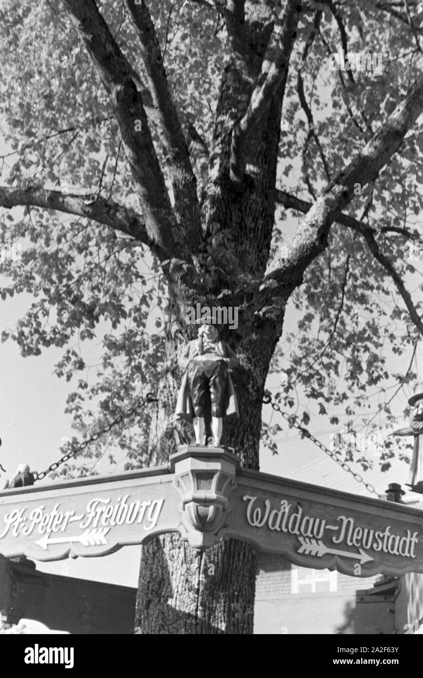 Ein dekoratives Ortsschild bei San Märgen im Südschwarzwald, Deutschland 1930er Jahre. Un luogo decorativo-nome sign in San Märgen nella Foresta Nera meridionale, Germania 1930s. Foto Stock