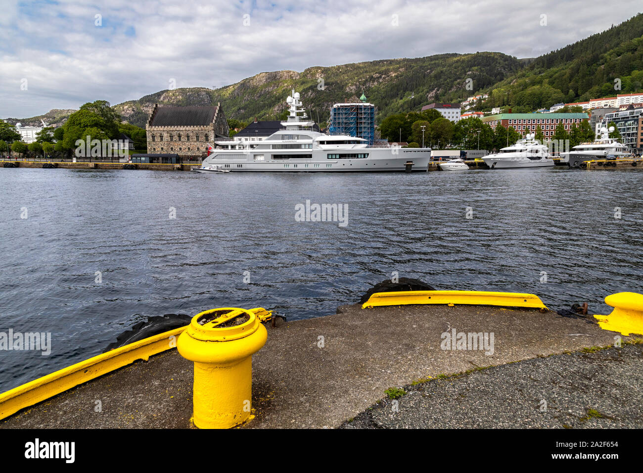La porta interna di Bergen, Norvegia. I super yacht Cloudbreak ormeggiati davanti al molto vecchio Haakons Hall fortezza. Piccole barche Reef Chief e Astr Foto Stock