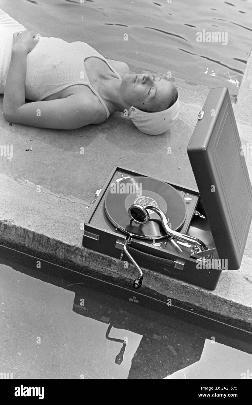 Im Freibad mit dem Electrola Schallplattenspieler, Deutschland 1930er Jahre. In piscina nel centro termale Altensteig nella Foresta Nera, Germania 1930s. Foto Stock