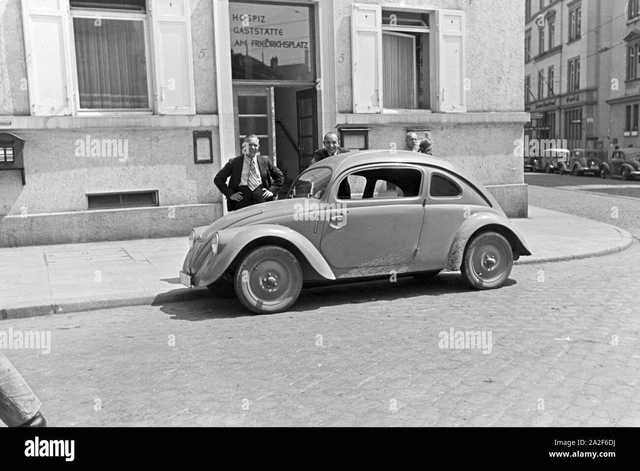 Blick auf den belebten Stuttgarter Marktplatz, Deutschland 1930er Jahre. Vista sulla trafficata piazza del mercato di Stoccarda, Germania 1930s. Foto Stock