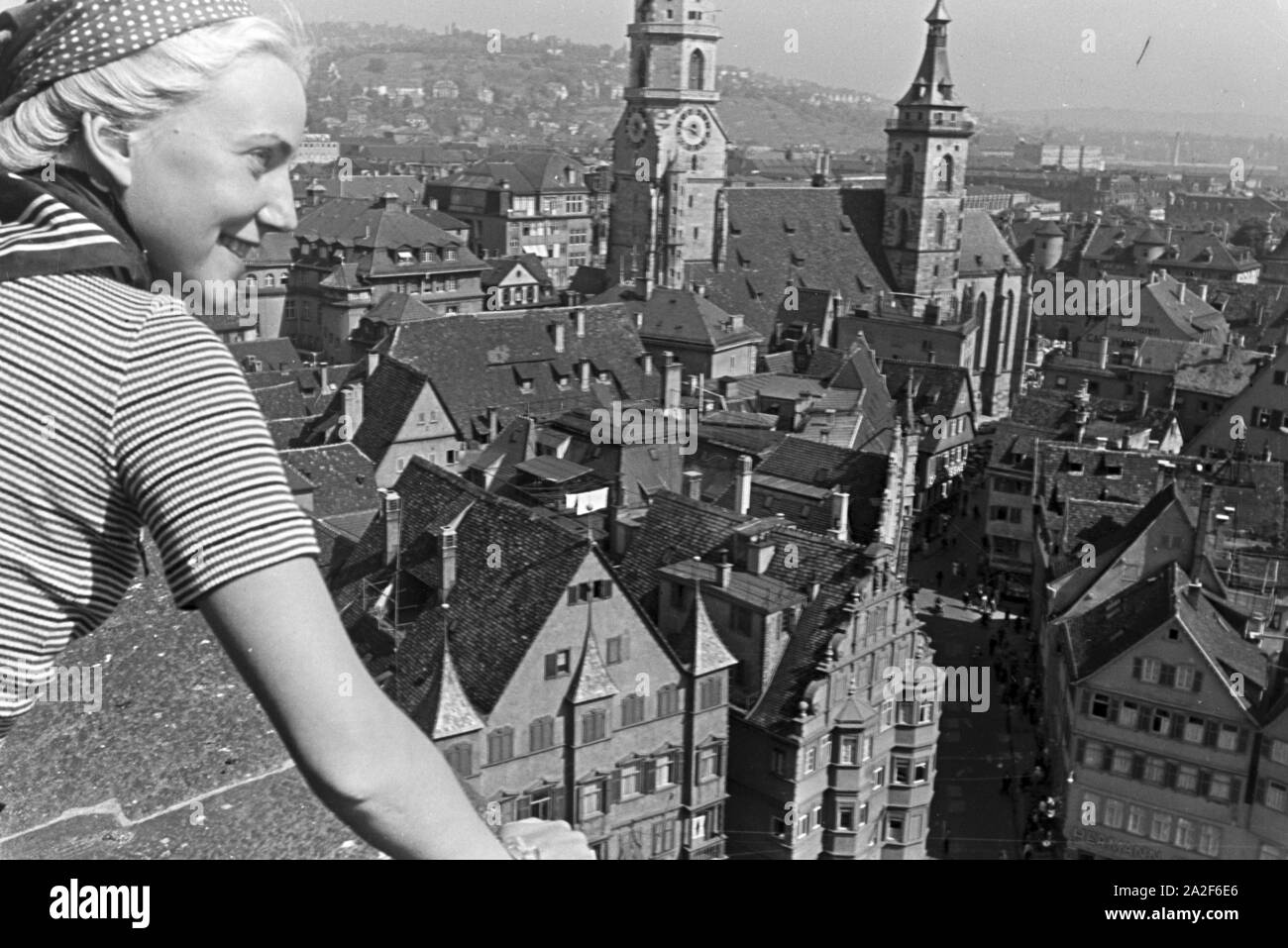 Blick auf den belebten Stuttgarter Marktplatz, Deutschland 1930er Jahre. Vista sulla trafficata piazza del mercato di Stoccarda, Germania 1930s. Foto Stock