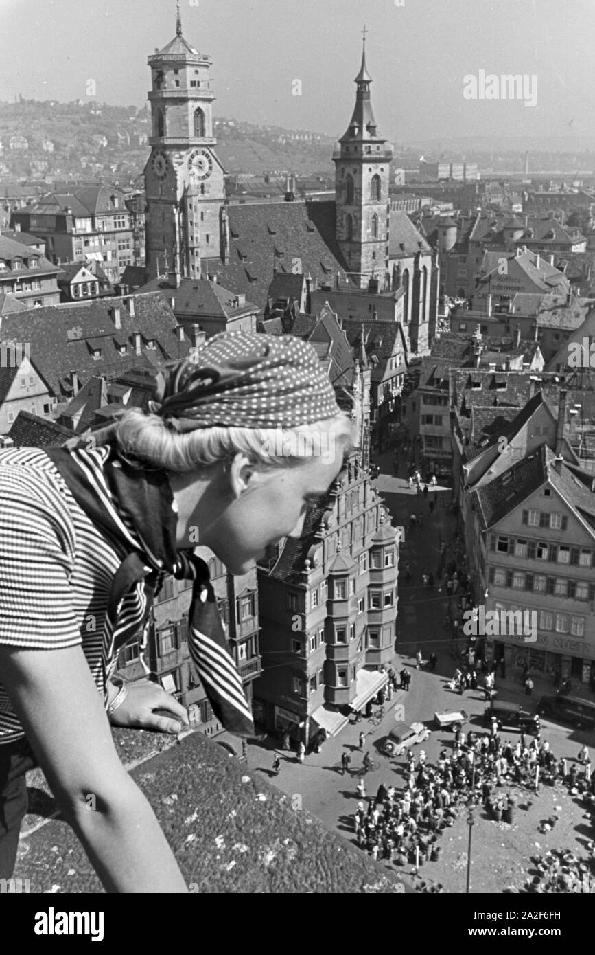 Blick auf den belebten Stuttgarter Marktplatz, Deutschland 1930er Jahre. Vista sulla trafficata piazza del mercato di Stoccarda, Germania 1930s. Foto Stock