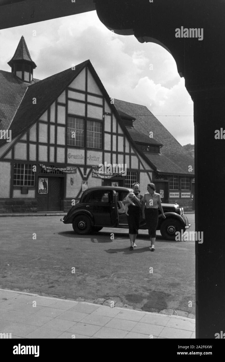 Zwei junge Frauen bei ihrer Ankunft in dem Stuttgarter Stadtteil Uhlbach, Deutschland 1930er Jahre. Due giovani donne che arrivano a Uhlbach, un quartiere di Stoccarda , Germania 1930s. Foto Stock