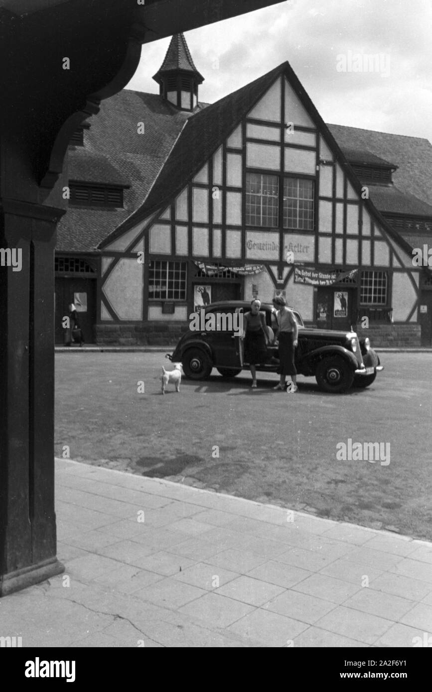 Zwei junge Frauen bei ihrer Ankunft in dem Stuttgarter Stadtteil Uhlbach, Deutschland 1930er Jahre. Due giovani donne che arrivano a Uhlbach, un quartiere di Stoccarda , Germania 1930s. Foto Stock