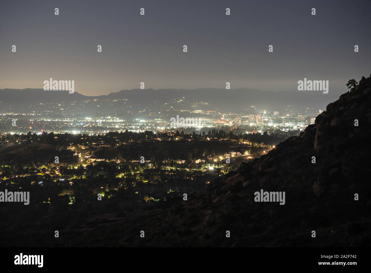 Vista notturna verso Woodland Hills e Warner Center nella valle di San Fernando zona di Los Angeles, California. Foto Stock