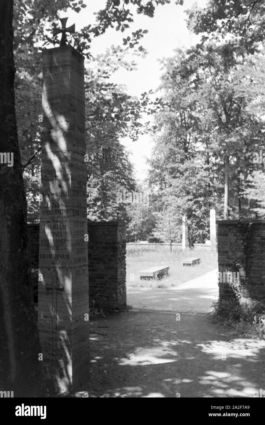 Das Ehrenmal für die Teilnehmer gefallenen des Ersten Weltkriegs auf dem Stuttgarter Waldfriedhof, Deutschland 1930er Jahre. Il memoriale per i soldati caduti nella Prima Guerra Mondiale sul cimitero di foresta a Stoccarda in Germania 1930s. Foto Stock