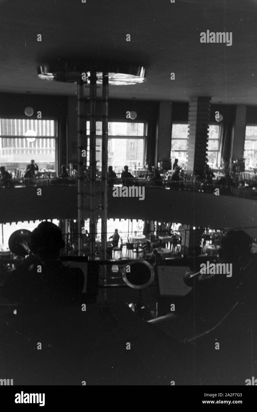 Eine Musikgruppe sorgt für die musikalische Unterhaltung in einem Stuttgarter Café, Deutschland 1930er Jahre. Un gruppo di musicisti è quello di fornire un intrattenimento musicale in una caffetteria a Stuttgart, Germania 1930s. Foto Stock