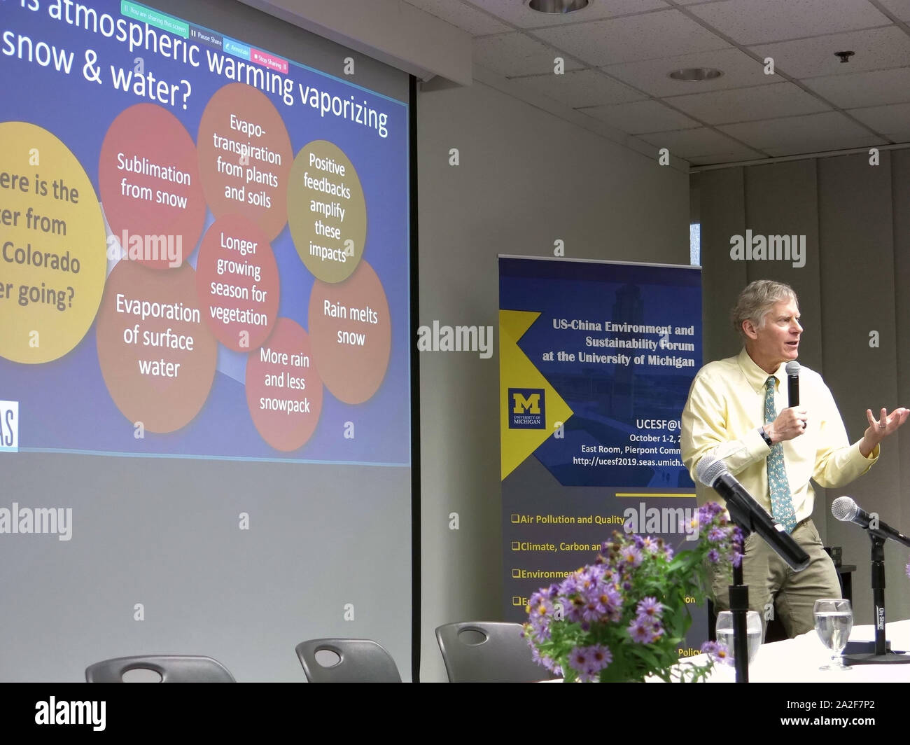 (191002) -- Ann Arbor (USA), Ottobre 2, 2019 (Xinhua) -- Jonathan Overpeck, preside della Scuola per l'ambiente e la sostenibilità presso l'Università del Michigan, parla a USA-Cina Ambiente e Sostenibilità Forum di Ann Arbor del Michigan, Stati Uniti, il 2 ottobre, 2019. Circa 150 studiosi provenienti da Cina e gli Stati Uniti si sono riuniti presso la University of Michigan (UM) NEGLI STATI UNITI La Midwest Stato del Michigan per cercare sostenuto lo sviluppo ambientale. (Foto di Su Debing/Xinhua) Foto Stock