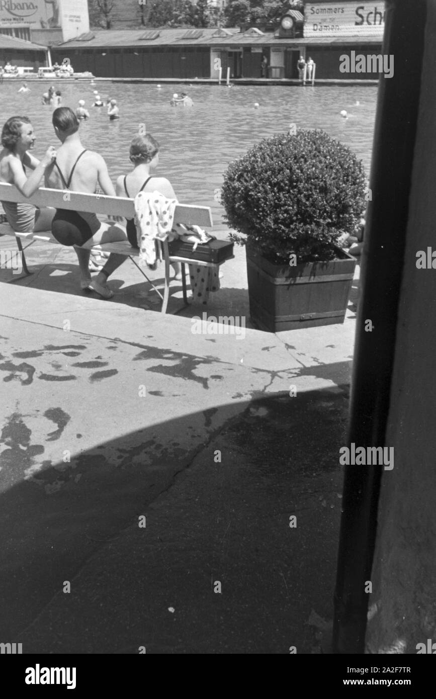 Badegäste in einem Stuttgarter Freibad, Deutschland 1930er Jahre. I bagnanti in un open air bath in Stuttgart, Germania 1930s. Foto Stock