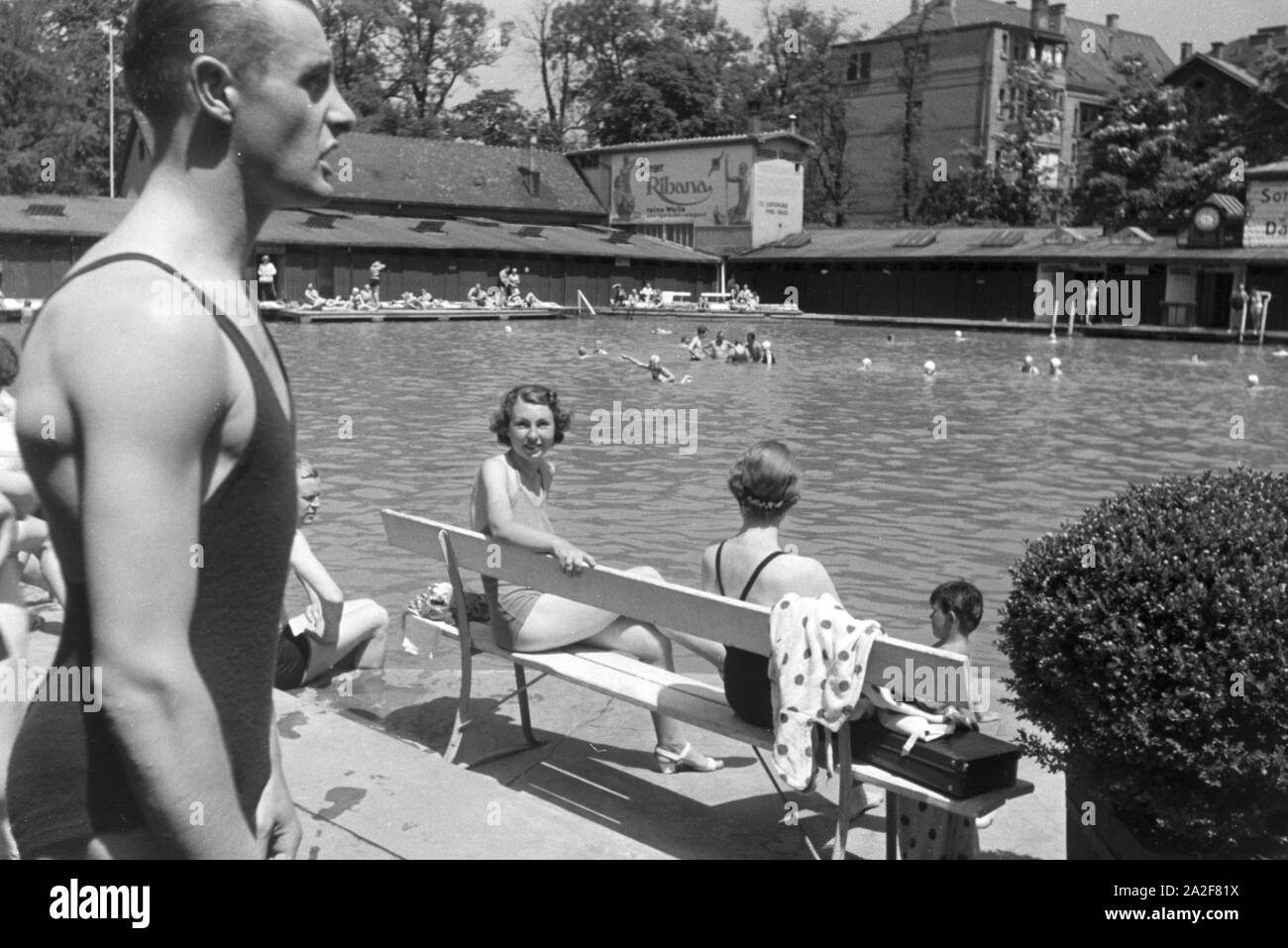 Badegäste in einem Stuttgarter Freibad, Deutschland 1930er Jahre. I bagnanti in un open air bath in Stuttgart, Germania 1930s. Foto Stock