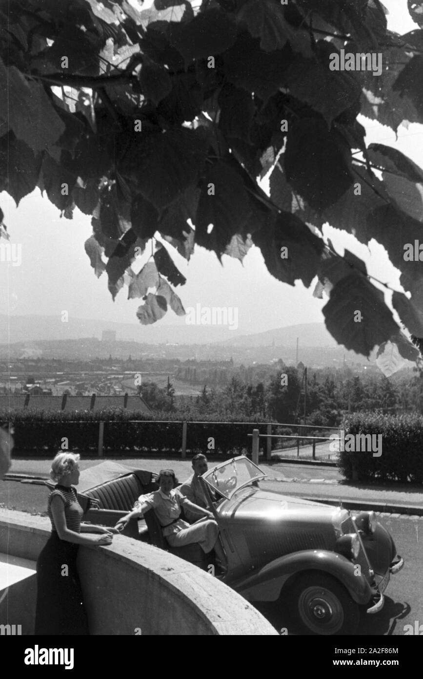 Ein Ausflug zur Weißenhofsiedlung di Stoccarda, Deutschland 1930er Jahre. Un viaggio per la station wagon Weissenhof a Stoccarda in Germania 1930s. Foto Stock