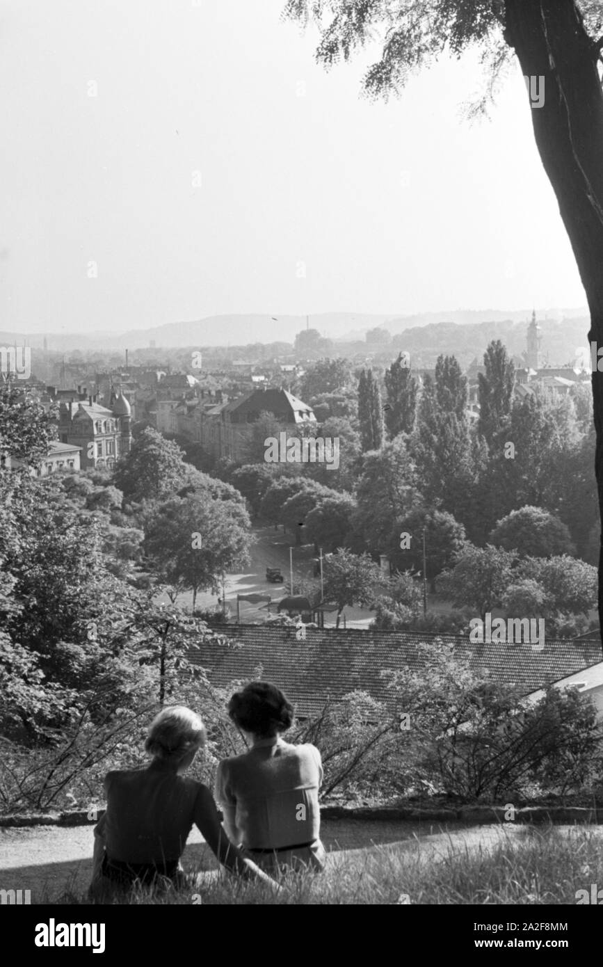 Zwei junge Frauen genießen den Ausblick auf Stuttgart, Deutschland 1930er Jahre. Due giovani donne godendo della vista panoramica della città di Stoccarda, Germania 1930s. Foto Stock