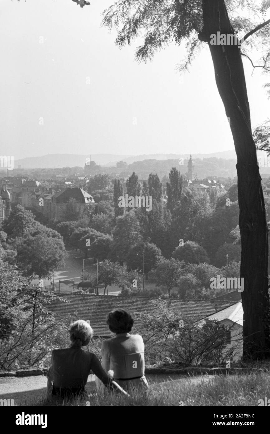 Zwei junge Frauen genießen den Ausblick auf Stuttgart, Deutschland 1930er Jahre. Due giovani donne godendo della vista panoramica della città di Stoccarda, Germania 1930s. Foto Stock