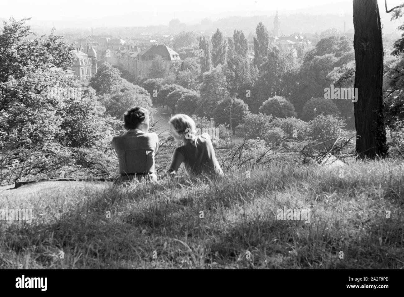 Zwei junge Frauen genießen den Ausblick auf Stuttgart, Deutschland 1930er Jahre. Due giovani donne godendo della vista panoramica della città di Stoccarda, Germania 1930s. Foto Stock