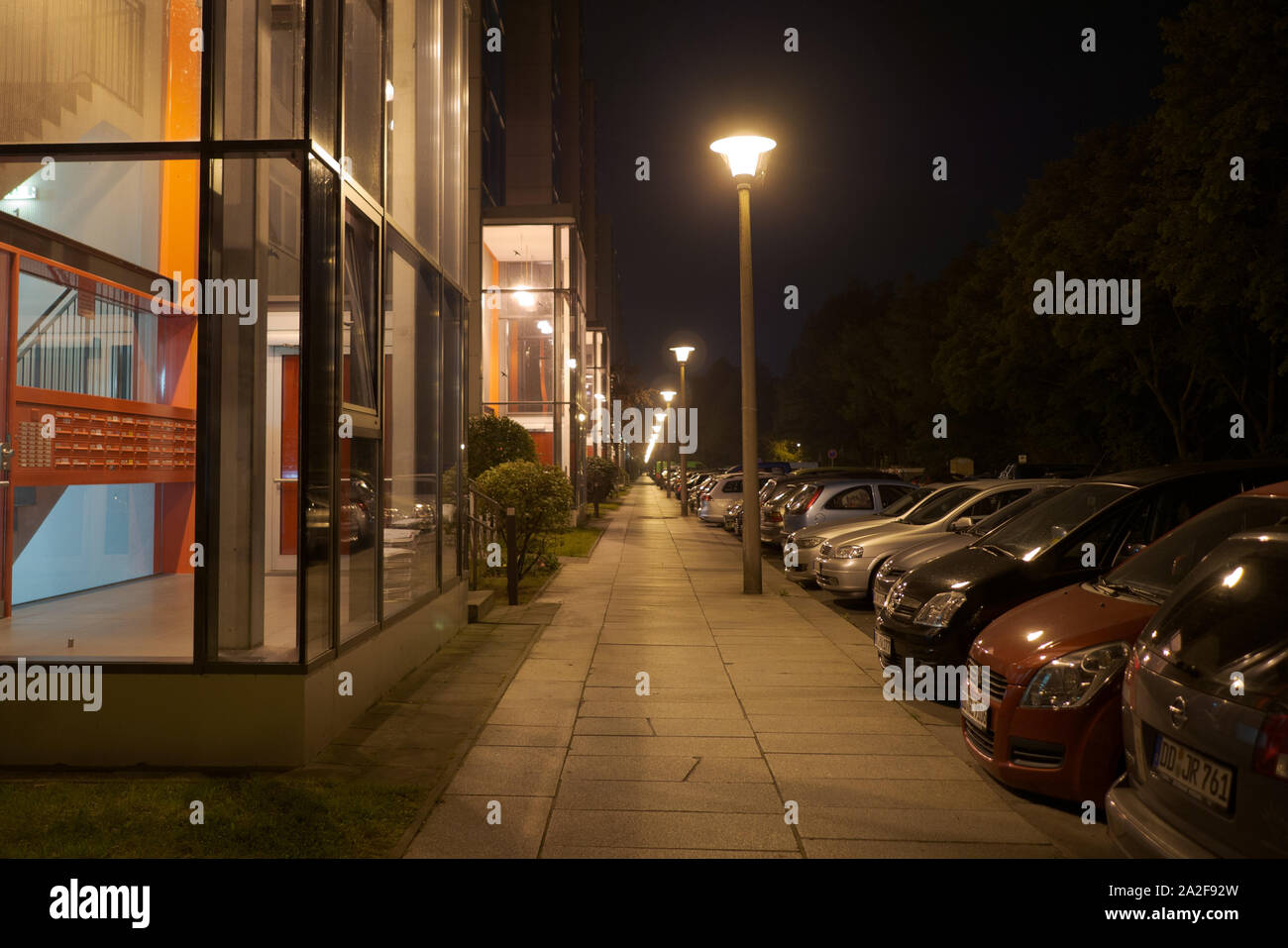 Fußweg Gehweg bei Nacht Wohngebiet Parkplätze marciapiede di notte Johannstadt Dresden Foto Stock