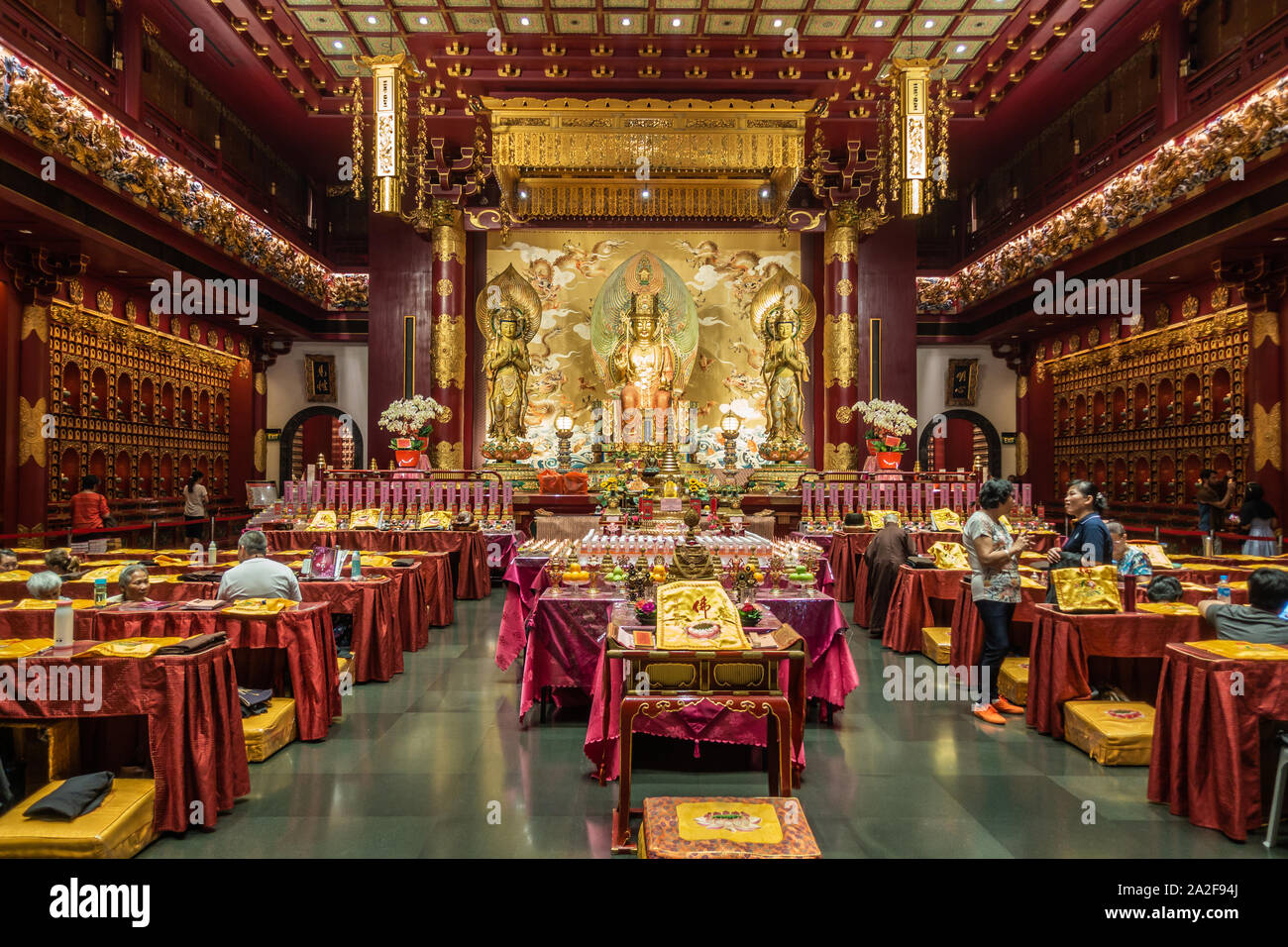 Singapore - Marzo 22, 2019: Dente del Buddha reliquia tempio in Chinatown. Ripresa a tutto campo della preghiera principale camera nella parte anteriore del Buddha della Medicina e bodhisattva statue. Foto Stock
