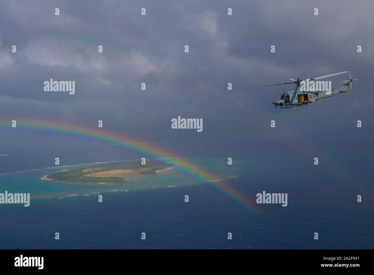 Un UH-1Y Huey elicottero con Marine Attacco leggero elicottero Squadron 169 vola su Okinawa, in Giappone, Sett. 19, 2019. HMLA-169 ha lanciato con successo una formazione di 12 aeromobili, sei AH-1Z Viper di elicotteri e sei UH-1Y Venom elicotteri, per un volo di sola andata come un display di apprezzamento per il duro lavoro del squadrone. (U.S. Marine Corps photo by Lance Cpl. Madeline Jones) Foto Stock