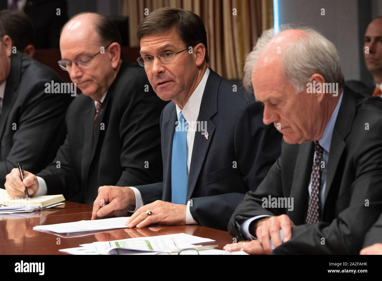 Il Segretario della Difesa Mark Esper assiste un tri-servizio tavola rotonda sulla scatola militare, al Pentagono a Washington, D.C., Ott 2, 2019. (DoD foto di Lisa Ferdinando) Foto Stock