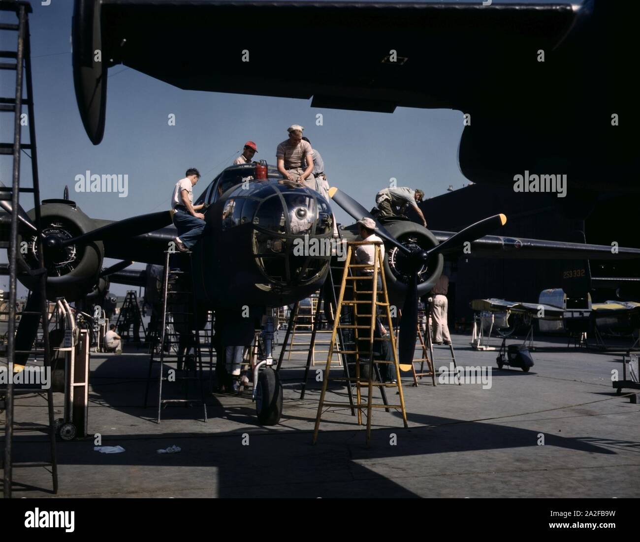 Dipendenti al nord americano è pianta messa i tocchi di rifinitura su un altro B-25 bombardiere. Foto Stock