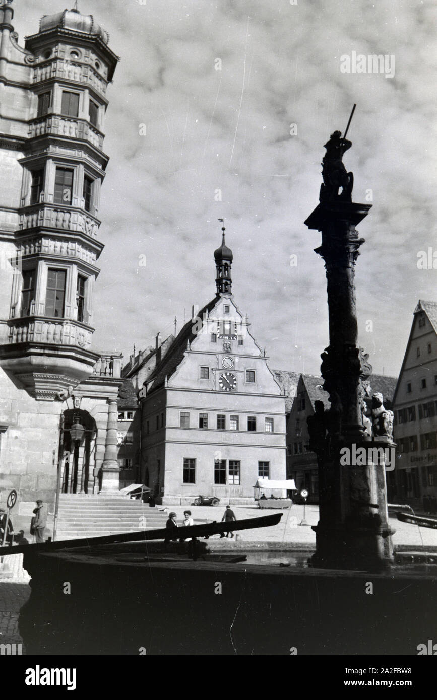 Der Springbrunnen Am Marktplatz vor dem imposanten Rathaus und der Ratstrinkstube, Rothenburg ob der Tauber, Deutschland 1930er Jahre. La fontana sita nella piazza del mercato vicino all'imponente municipio e Ratstrinkstube a Rothenburg ob der Tauber, Germania 1930s. Foto Stock