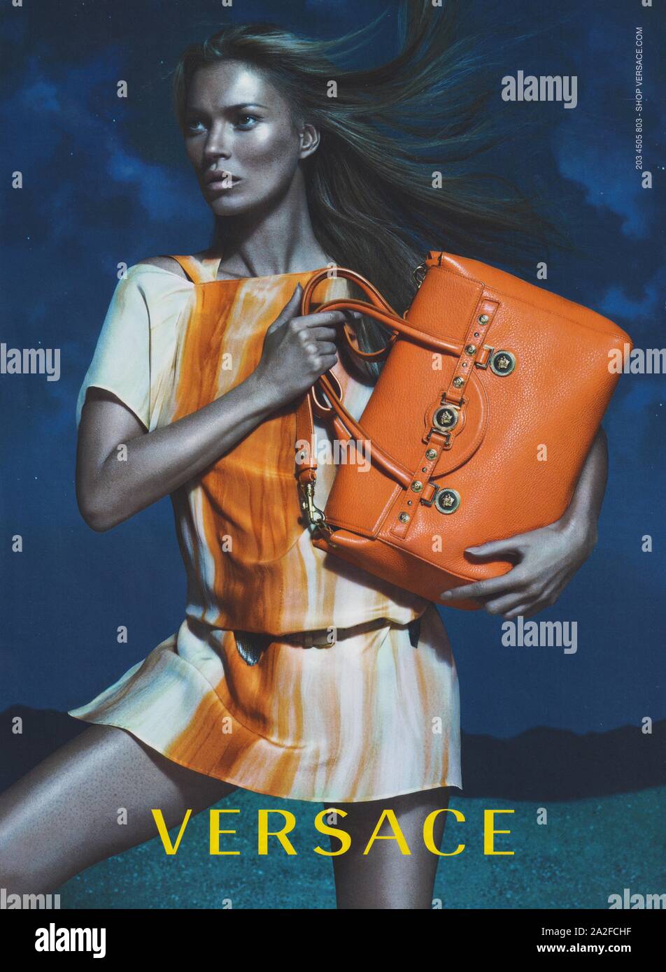 Poster pubblicità VERSACE casa di moda con Kate Moss in rivista cartacea da 2013 anni, pubblicità, pubblicità creativa VERSACE da 2010 Foto Stock