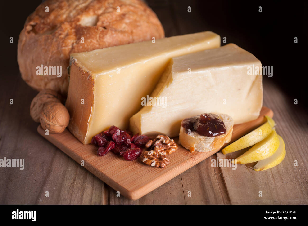 Pane i dadi di formaggio e frutta Foto Stock