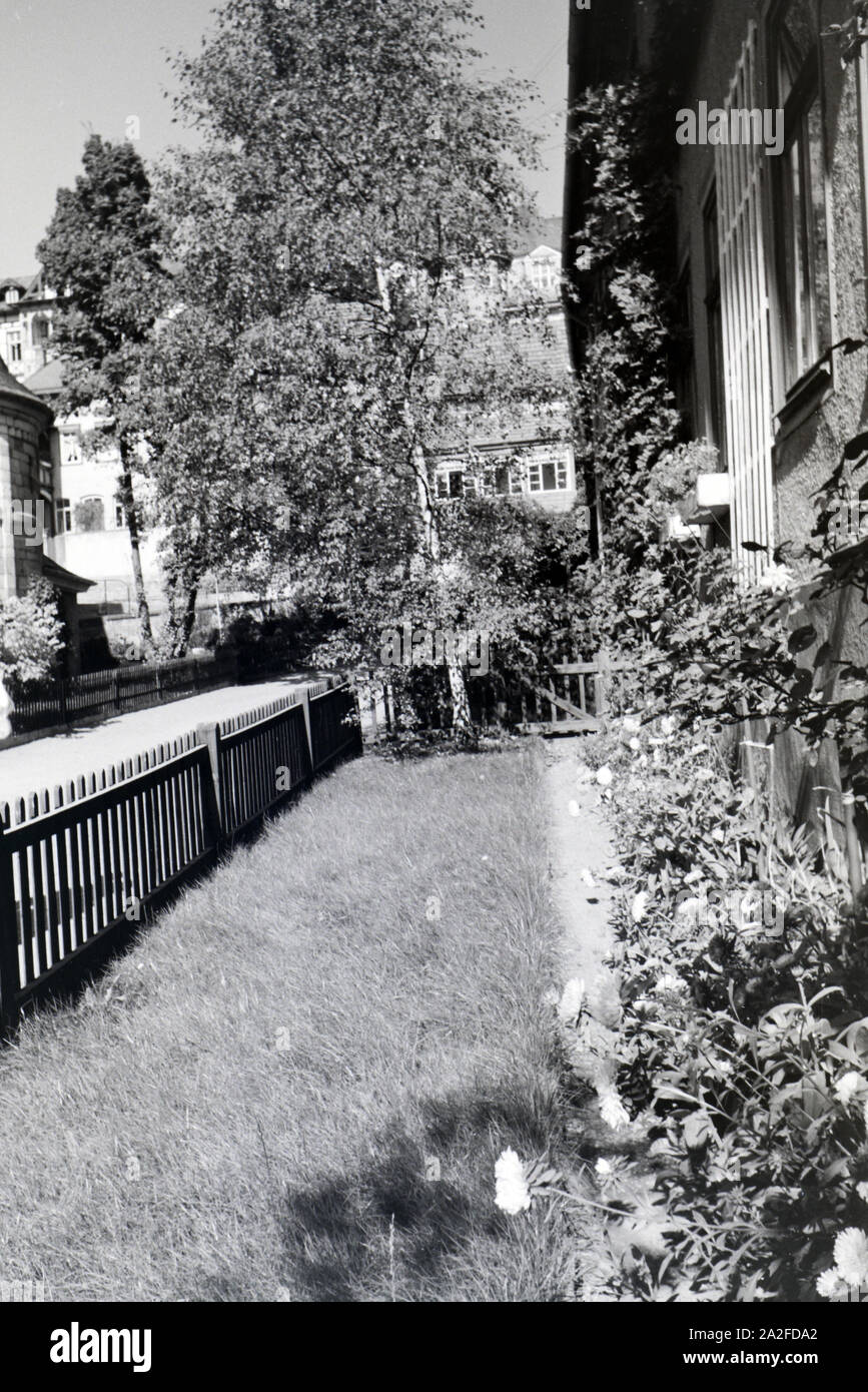 Die Blumenbeete im Vorgarten eines Hauses in Bad Blankenburg, Deutschland 1930er Jahre. Le aiuole nel cortile anteriore di una casa di Bad Blankenburg, Germania 1930s. Foto Stock