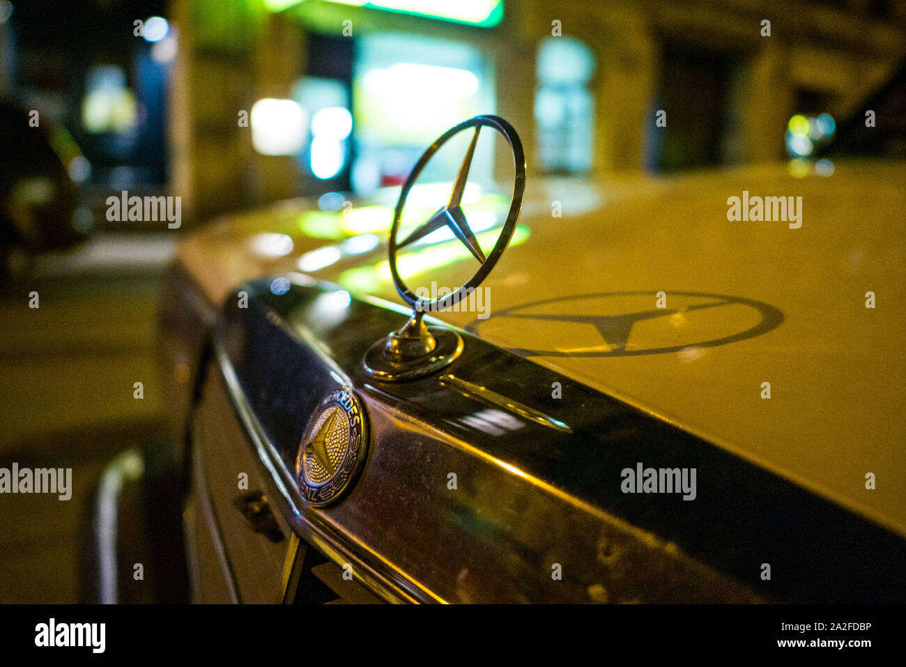 Mercedes Benz Stern emblema Motorhaube Kühlerfigur bei Nacht E-Klasse Parkendes Auto Spätshop Späti parcheggio auto di notte, Deli Shop, Germnay, Auto Benz Foto Stock