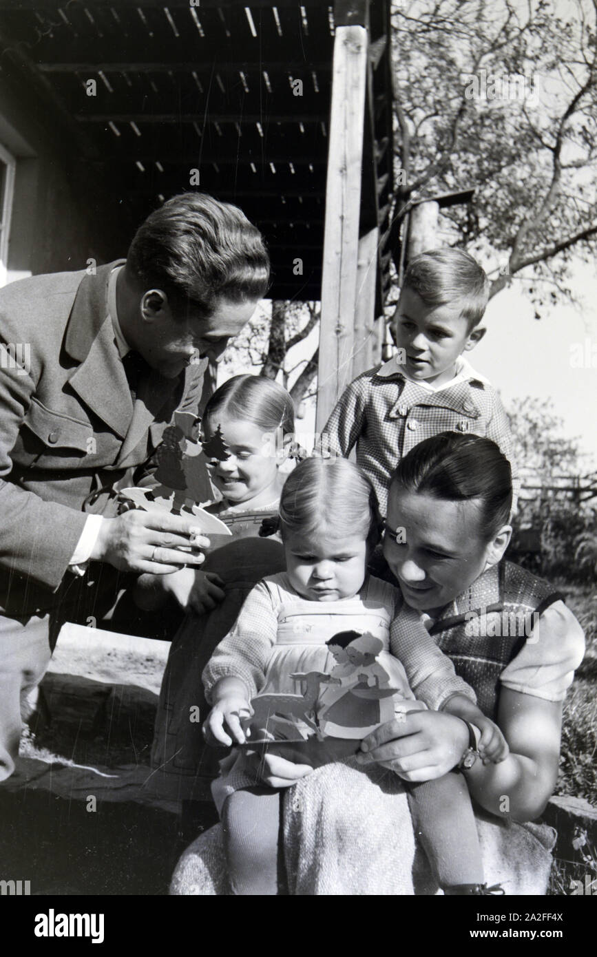 Magda und Georg Heller, die Begründer der Firma Heller Kunst in der Eifel, mit ihren Kindern vor dem heimischen Familienbetrieb, Deutschland 1930er Jahre. Magda e Georg Heller, fondatori dell'azienda Heller Kunst di Eifel, con i loro figli nella parte anteriore del business di famiglia in Germania 1930s. Foto Stock