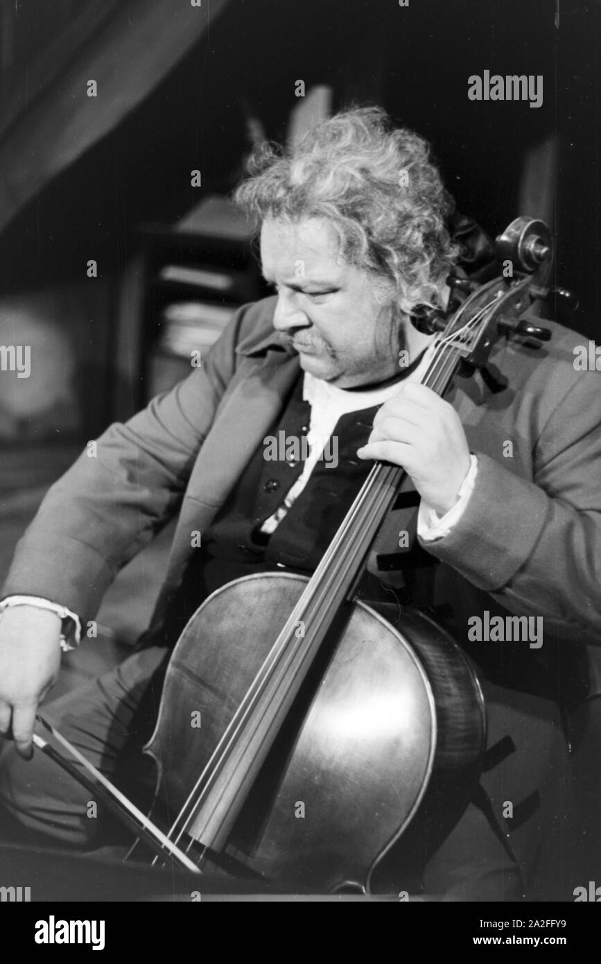 Der deutsche Schauspieler Heinrich George a circuizione Rolle als Stadtmusikant Miller in Schillers 'Kabale und Liebe", mit dem Ende 1938 Schiller-Theater das nach dem Umbau durch Paolo Baumgarten wieder eröffnet wurde, Deutschland 1930er Jahre. L'attore tedesco Heinrich George nel suo ruolo come città-musicista Miller di Schiller 'Kabale und Liebe" (intrigo e Amore) che ha riaperto la Schiller-Theater entro la fine del 1938, dopo che esso è stato ricostruito da Paolo Baumgarten, Germania 1930s. Foto Stock