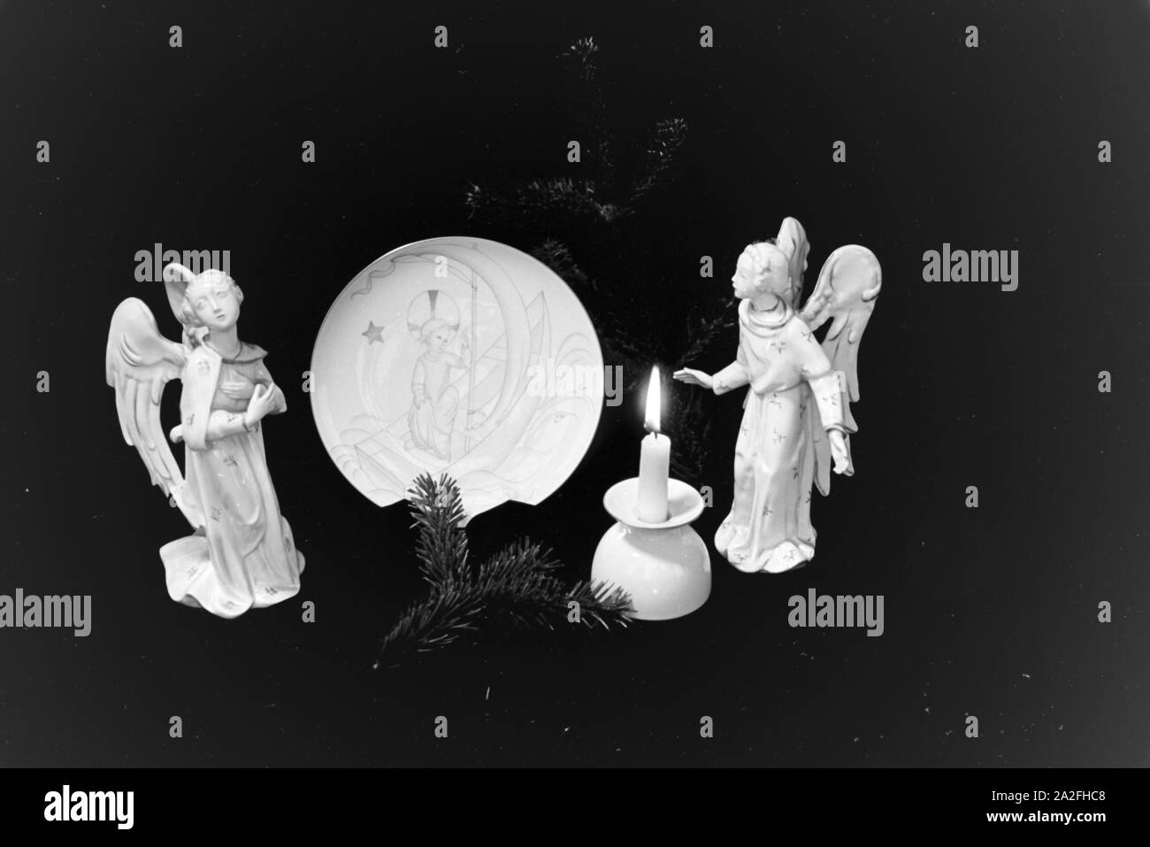 Ein Porzellanteller Mit einem weihnachtlichen Motiv produziert von der Staatlichen Porzellanmanufaktur Berlino, Deutschland 1930er Jahre. Una piastra di porcellana con un motivo di Natale prodotta dallo Stato manifattura di porcellana di Berlino, Germania 1930s. Foto Stock