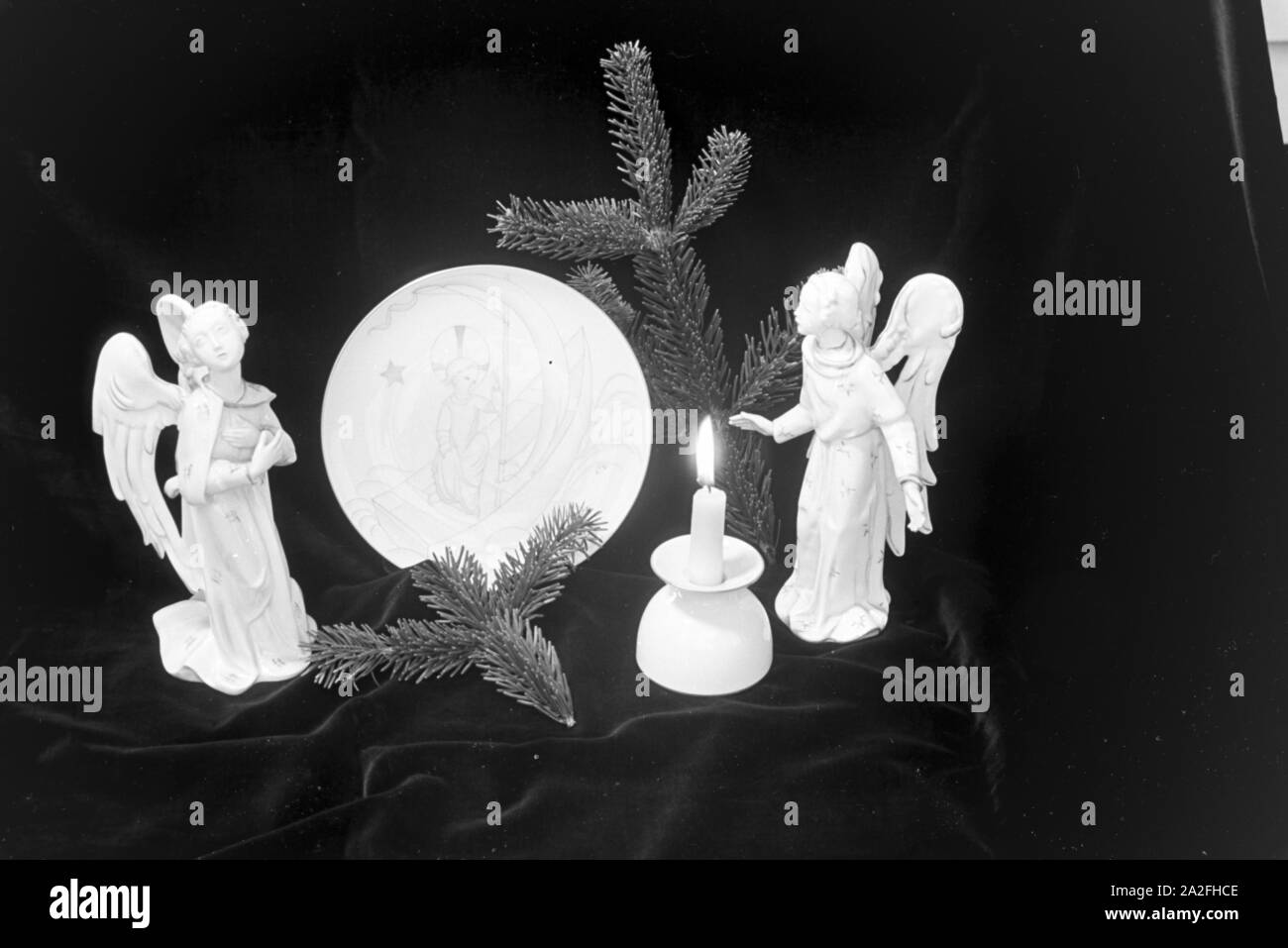 Ein Porzellanteller Mit einem weihnachtlichen Motiv produziert von der Staatlichen Porzellanmanufaktur Berlino, Deutschland 1930er Jahre. Una piastra di porcellana con un motivo di Natale prodotta dallo Stato manifattura di porcellana di Berlino, Germania 1930s. Foto Stock