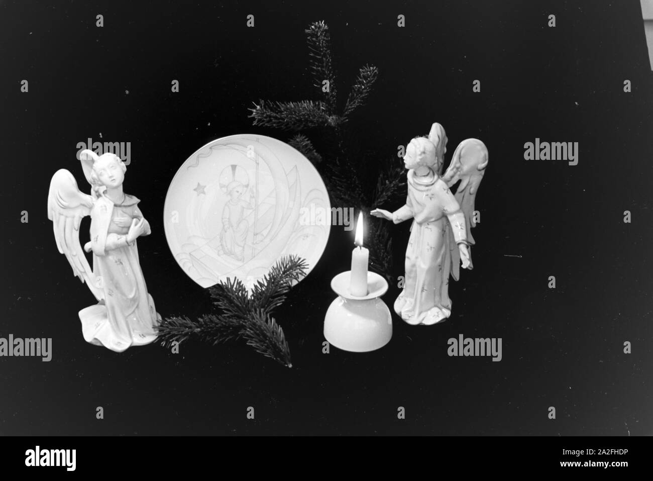 Ein Porzellanteller Mit einem weihnachtlichen Motiv produziert von der Staatlichen Porzellanmanufaktur Berlino, Deutschland 1930er Jahre. Una piastra di porcellana con un motivo di Natale prodotta dallo Stato manifattura di porcellana di Berlino, Germania 1930s. Foto Stock