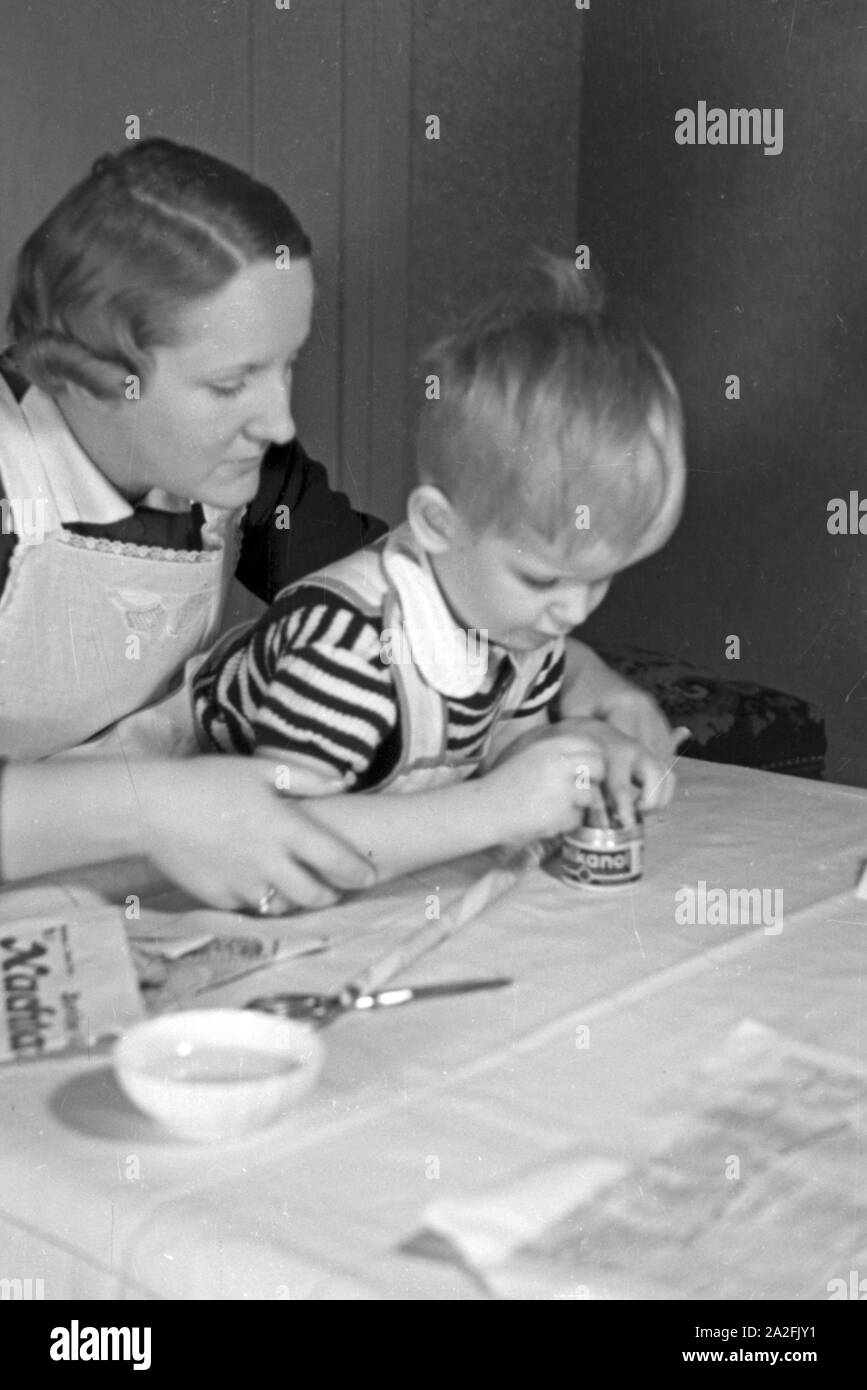 Mutter und tipo beim basteln, Deutschland 1930er Jahre. La madre e il bambino facendo artigianato, Germania 1930s. Foto Stock