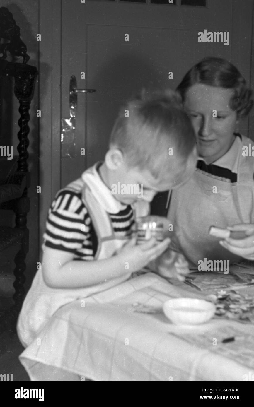 Mutter und tipo beim basteln, Deutschland 1930er Jahre. La madre e il bambino facendo artigianato, Germania 1930s. Foto Stock