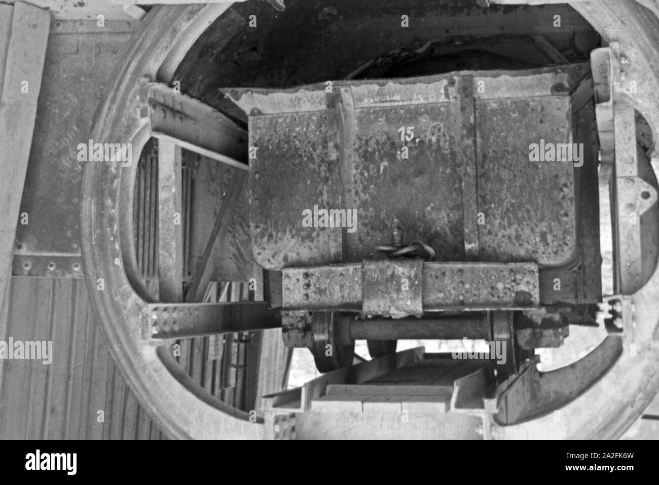 Mitarbeiter im Rüdersdorf Kalksandsteinwerk bereiten eine Sprengung vor, Deutschland 1930er Jahre. I membri del personale di un mattone con sabbia/calce azienda preparare una sabbiatura, Germania 1930s. Foto Stock